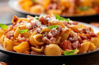 Amatriciana Sauce auf Muschelnudeln