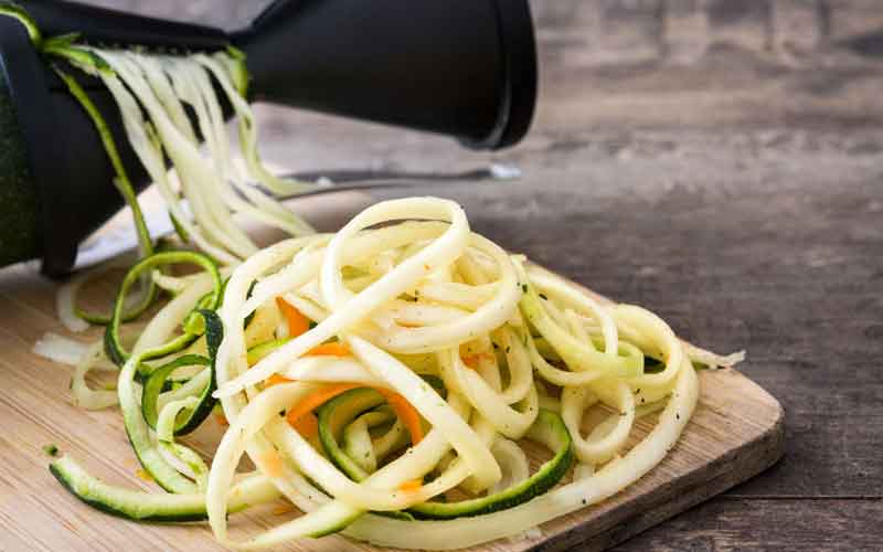 Gemüsespaghetti herstellen
