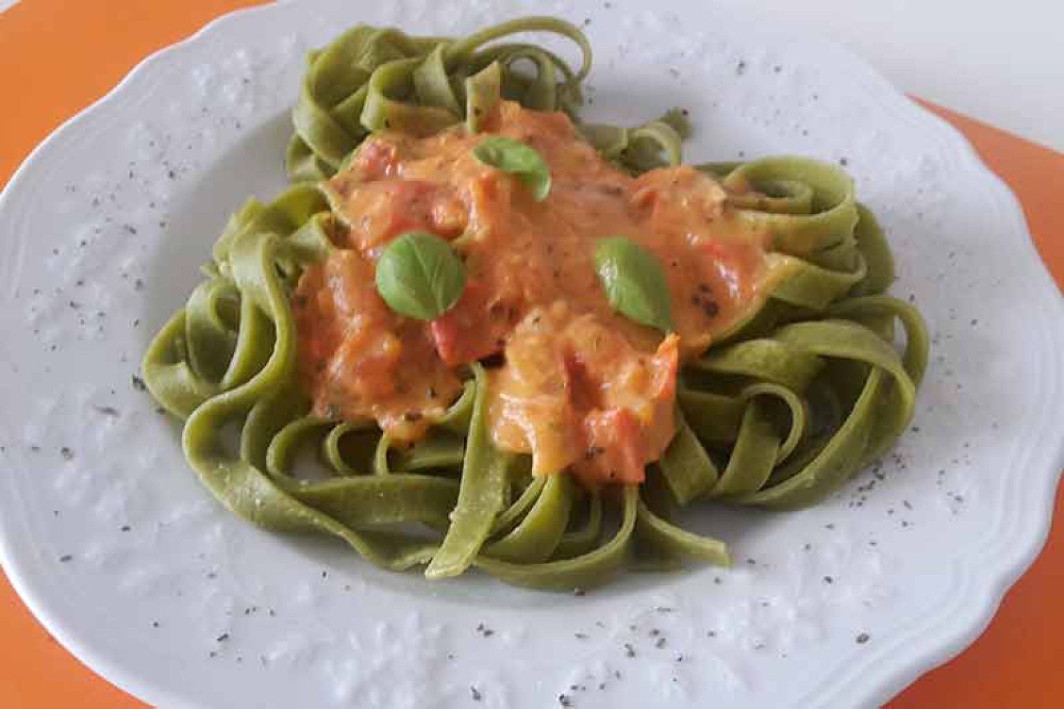 Grüne Tagliatelle mit heller Tomatensauce - Rezept + Anleitung