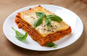 Portion leckere Lasagne auf Teller