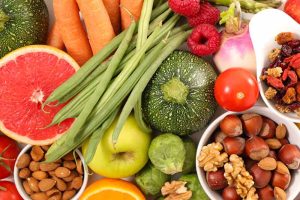 Wintergemüse, Obst, Nüsse und Gewürze für den Nudelsalat