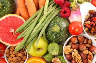 Wintergemüse, Obst, Nüsse und Gewürze für den Nudelsalat